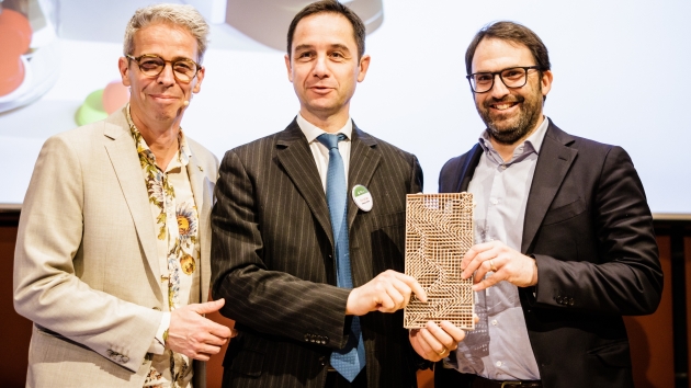 v.l.: Nils Bader (Direktor Green Product Award), Christian Lungarotti (Botschaft Italien) und Dario Toso (Lavazza, Gewinnerprojekt Tiny Eco) - Quelle: Green Product Award